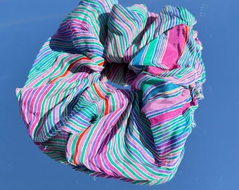 Magenta gestreepte scrunchie van 100% zijde van The Delft Cactus | Vintage gerecyclede zijde | Oversized ~ maat small ~