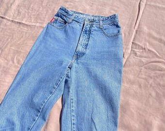 Könnte beinhalten: Eine hellblaue Jeanshose mit hoher Taille und geradem Bein. Die Jeans hat ein rotes Logo auf der Gesäßtasche.