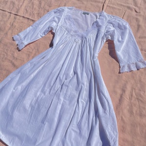 1980er Jahre Christian Dior weißes Nachthemd | Häuschenkern | Langarm-Spitzenmanschette | Ösen-Stickerei | 100% Baumwolle | Größe Small - Medium