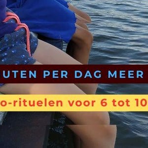 Op de afbeelding: Afbeelding van twee mensen die bij water zitten. De afbeelding bevat de tekst "IN 5 MINUTEN PER DAG MEER VERBINDING" en "Micro-rituelen voor 6 tot 10 jaar". De mensen dragen blauwe en paarse kleding.