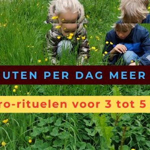 Op de afbeelding: Kinderen in een grasveld met gele bloemen. Tekst op een bordeauxrode banner luidt "IN 5 MINUTEN PER DAG MEER VERBINDING". Daaronder staat op een gele banner "Micro-rituelen voor 3 tot 5 jaar".