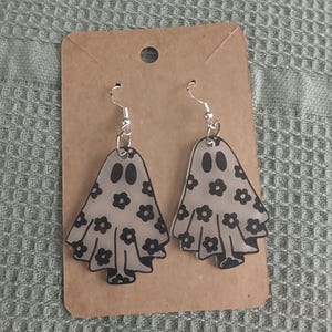 Pendientes de fantasmas espeluznantes y adorables / Pendientes de Halloween / Regalo para ella / Pendientes divertidos de otoño / Fantasmas de gatos adorables / Lindos y espeluznantes / Caprichosos