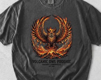 Camiseta Comfort Colors Volcanic Owl Phoenix, camiseta de ave mítica fantástica, camiseta gráfica de búho de fuego, camiseta con estética retro del Fénix resurgiendo.