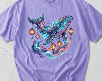 Camiseta Comfort Colors con diseño de ballena, arte celestial del océano, camiseta con estampado de ballena y linterna estética, top de ensueño con animales cósmicos, regalo ideal para vacaciones y amantes de la vida marina.