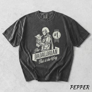 Star Wars Dad Shirt, Mandalorian Father's Day Gift, The Dadalorian Tee, This is the Way Shirt, Star Wars Gift for Men, Baby Yoda Dad Gift immagine 2