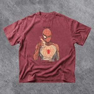 Puede incluir: Camiseta granate con un gr&aacute;fico de Spider-Man bebiendo caf&eacute;. El dise&ntilde;o incluye el texto "NO SLEEP" encima del personaje y "JUST COFFEE" debajo. El gr&aacute;fico de Spider-Man es de estilo c&oacute;mic.
