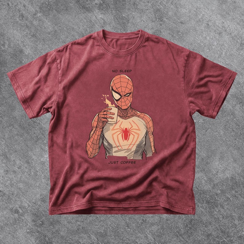 Puede incluir: Camiseta granate con un gr&aacute;fico de Spider-Man bebiendo caf&eacute;. El dise&ntilde;o incluye el texto "NO SLEEP" encima del personaje y "JUST COFFEE" debajo. El gr&aacute;fico de Spider-Man es de estilo c&oacute;mic.