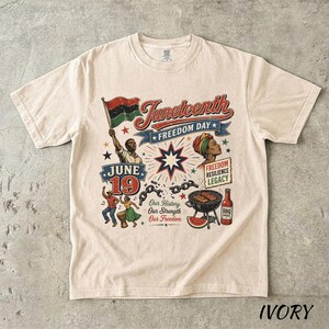K&ouml;nnte beinhalten: Elfenbeinfarbenes T-Shirt mit einem Juneteenth-Design. Das Design zeigt eine Flagge, Figuren und den Text "Juneteenth Freedom Day", "June 19" und "Freedom Resilience Legacy". Ein Grill und eine Wassermelone sind ebenfalls abgebildet.
