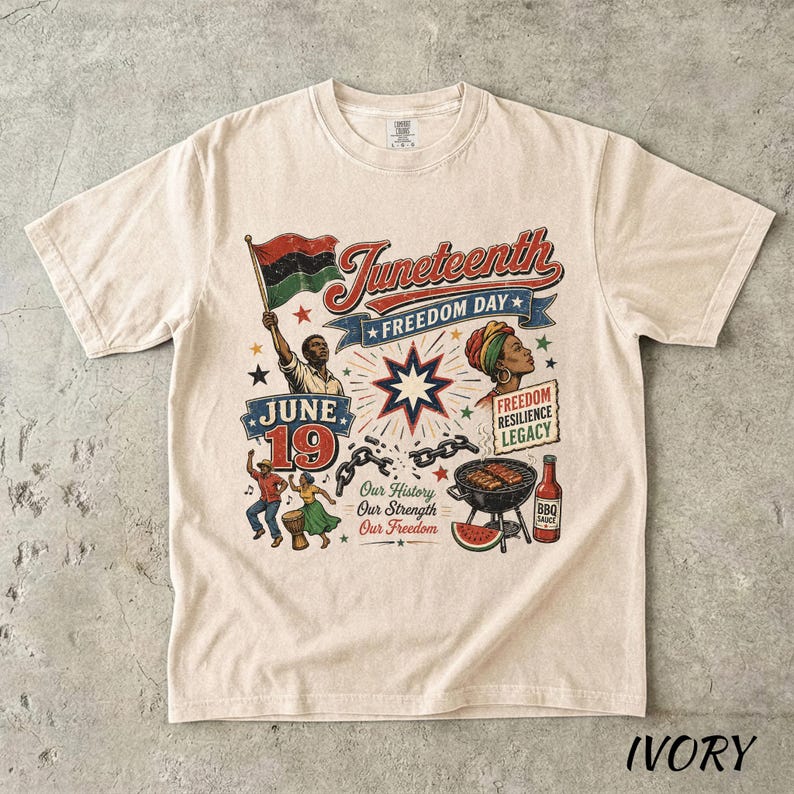 K&ouml;nnte beinhalten: Elfenbeinfarbenes T-Shirt mit einem Juneteenth-Design. Das Design zeigt eine Flagge, Figuren und den Text "Juneteenth Freedom Day", "June 19" und "Freedom Resilience Legacy". Ein Grill und eine Wassermelone sind ebenfalls abgebildet.