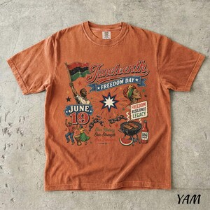 K&ouml;nnte beinhalten: Orangefarbenes T-Shirt mit einer Grafik zur Feier des Juneteenth. Das Design enth&auml;lt den Text "Juneteenth Freedom Day", eine Flagge und Illustrationen von Menschen, einem Grill und einer Flasche BBQ-Sauce. Das Shirt hat auch den Text "June 19".