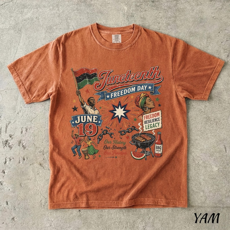 K&ouml;nnte beinhalten: Orangefarbenes T-Shirt mit einer Grafik zur Feier des Juneteenth. Das Design enth&auml;lt den Text "Juneteenth Freedom Day", eine Flagge und Illustrationen von Menschen, einem Grill und einer Flasche BBQ-Sauce. Das Shirt hat auch den Text "June 19".