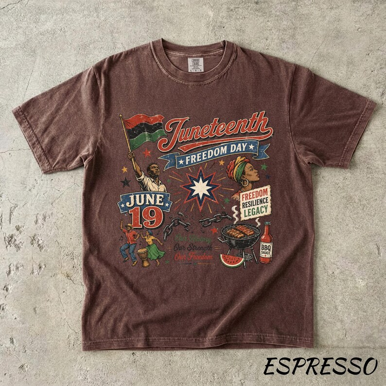 K&ouml;nnte beinhalten: Espressofarbenes T-Shirt mit einem Vintage-Juneteenth-Grafikdesign. Das Design umfasst eine Flagge, Figuren, den Text "Juneteenth Freedom Day" und eine Grill-Szene. Das T-Shirt hat einen Rundhalsausschnitt.