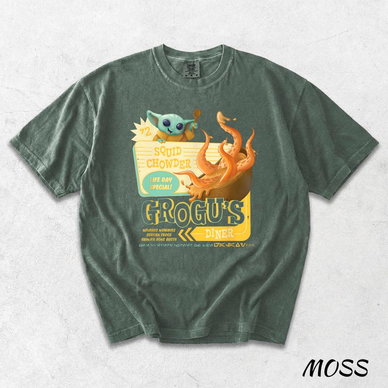 Puede incluir: Camiseta verde musgo con un dise&ntilde;o de estilo restaurante. El dise&ntilde;o incluye el texto "Squid Chowder" y "Grogu's Diner", junto con un personaje de dibujos animados y una criatura parecida a un pulpo. La camiseta tiene un aspecto vintage y desgastado.