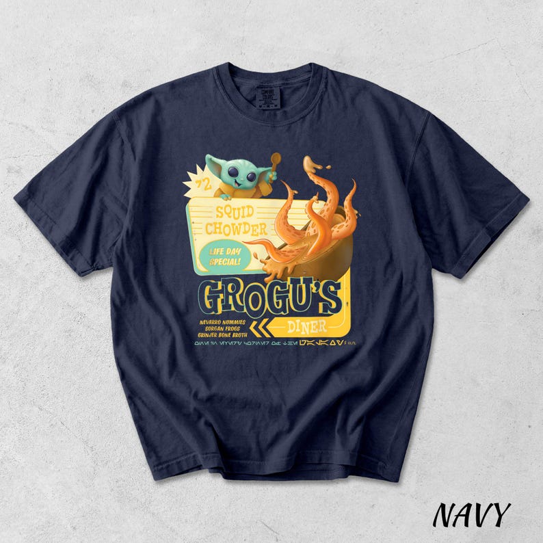 Puede incluir: Camiseta azul marino con un dise&ntilde;o de dibujos animados. El dise&ntilde;o incluye un personaje alien&iacute;gena verde y un cuenco de tent&aacute;culos naranjas, con el texto "Squid Chowder" y "Grogu's Diner". La palabra "Navy" est&aacute; en la parte inferior.