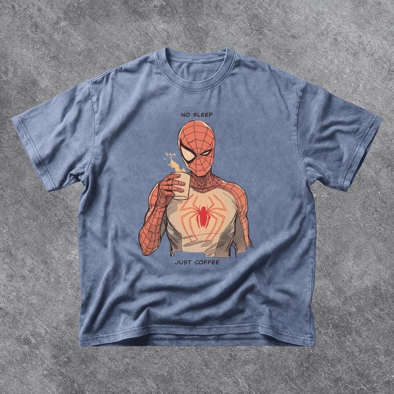 Puede incluir: Camiseta azul claro con un dise&ntilde;o de Spider-Man tomando caf&eacute;. El dise&ntilde;o incluye el texto &laquo;NO SLEEP&raquo; y &laquo;JUST COFFEE&raquo;. El gr&aacute;fico de Spider-Man es rojo, blanco y marr&oacute;n.
