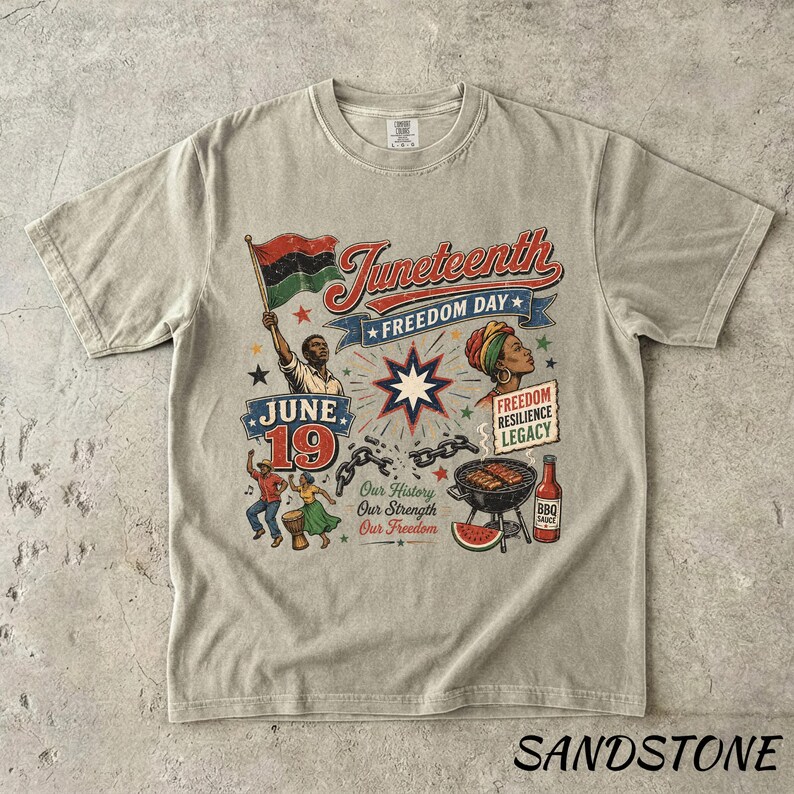 K&ouml;nnte beinhalten: Sandfarbenes T-Shirt mit einer Grafik, die den Juneteenth-Feiertag feiert. Das Design enth&auml;lt den Text "Juneteenth Freedom Day", eine Flagge, Figuren und das Datum "June 19". Zus&auml;tzliche Elemente sind ein Grill, Wassermelone und die Worte "Freedom Resilience Legacy".