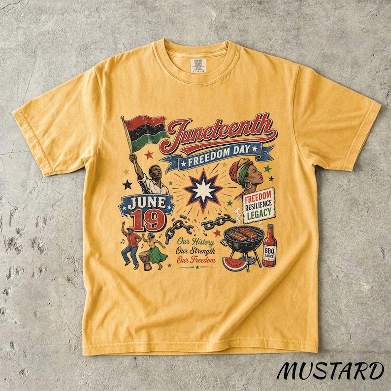 K&ouml;nnte beinhalten: Senffarbenes T-Shirt mit einer Grafik zur Feier des Juneteenth. Das Design enth&auml;lt den Text "Juneteenth Freedom Day", eine Flagge und Illustrationen von Menschen, einem Grill und einer Flasche BBQ-Sauce. Das Shirt zeigt auch das Datum "19. Juni".