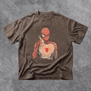 Camiseta de Spider-Man con estampado de café, camiseta "Sin dormir, solo café", regalo para fans de Marvel, camiseta de Peter Parker para amantes de la cafeína, estampado marfil estilo cómic vintage. Espresso