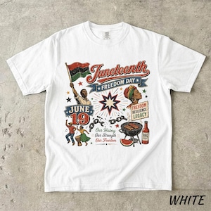 K&ouml;nnte beinhalten: Wei&szlig;es T-Shirt mit farbenfrohem Juneteenth-Design. Das Design enth&auml;lt den Text "Juneteenth Freedom Day", eine Flagge, Figuren und das Datum "19. Juni". Zus&auml;tzlicher Text lautet "Freedom Resilience Legacy" und "Our History Our Strength Our Freedom."