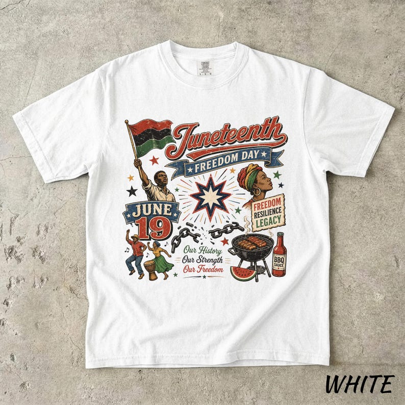 K&ouml;nnte beinhalten: Wei&szlig;es T-Shirt mit farbenfrohem Juneteenth-Design. Das Design enth&auml;lt den Text "Juneteenth Freedom Day", eine Flagge, Figuren und das Datum "19. Juni". Zus&auml;tzlicher Text lautet "Freedom Resilience Legacy" und "Our History Our Strength Our Freedom."