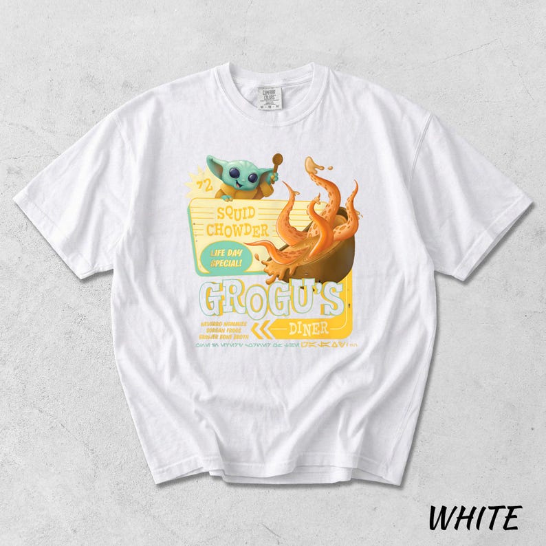Puede incluir: Camiseta blanca con un dise&ntilde;o de dibujos animados de Grogu's Diner, que sirve sopa de calamares. El dise&ntilde;o incluye un personaje de dibujos animados, tent&aacute;culos naranjas y el texto "Squid Chowder Life Day Special!"
