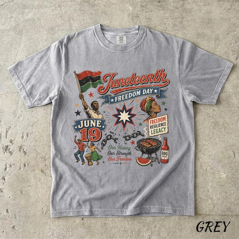 K&ouml;nnte beinhalten: Graues T-Shirt mit einem Juneteenth-Motiv. Das Design enth&auml;lt den Text "Juneteenth Freedom Day", eine Flagge und Illustrationen von Menschen, einem Grill und Wassermelone. Das Shirt hat auch den Text "Our History Our Strength Our Freedom".