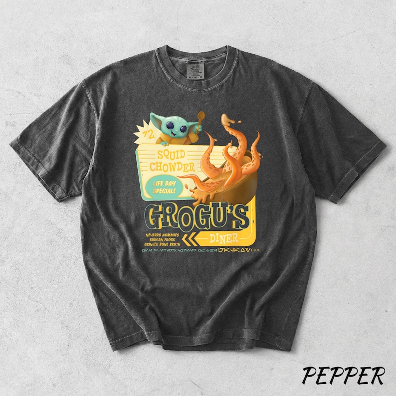 Camiseta Comfort Colors Grogu's Diner, camiseta vintage de Star Wars con temática de comida, estampado de sopa de calamar, regalo para fans de The Mandalorian, estilo retro de restaurante. imagen 2