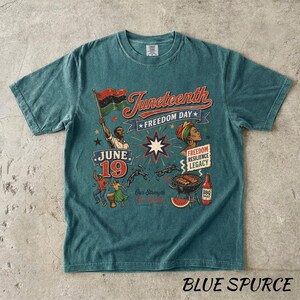 K&ouml;nnte beinhalten: Blaues Spurce-T-Shirt mit einer Grafik zur Feier des Juneteenth. Das Design enth&auml;lt den Text "Juneteenth Freedom Day" und Illustrationen von Menschen, einer Flagge, einem Stern, einem Grill und einer Flasche BBQ-Sauce. Das Datum "19. Juni" ist ebenfalls abgebildet.