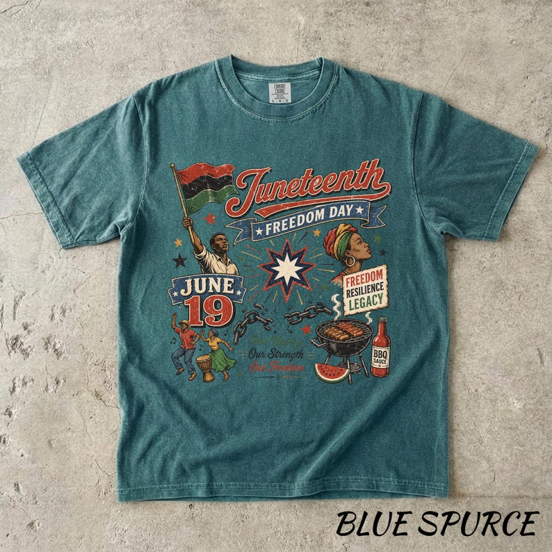 K&ouml;nnte beinhalten: Blaues Spurce-T-Shirt mit einer Grafik zur Feier des Juneteenth. Das Design enth&auml;lt den Text "Juneteenth Freedom Day" und Illustrationen von Menschen, einer Flagge, einem Stern, einem Grill und einer Flasche BBQ-Sauce. Das Datum "19. Juni" ist ebenfalls abgebildet.