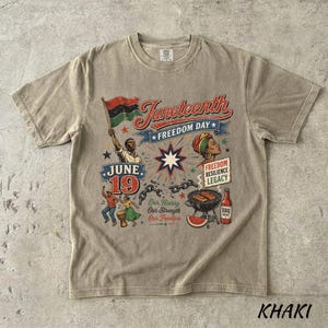 K&ouml;nnte beinhalten: Khaki-farbenes T-Shirt mit einer Grafik zur Feier des Juneteenth. Das Design enth&auml;lt den Text "Juneteenth Freedom Day", eine Flagge und Illustrationen von Menschen, einem Grill und BBQ-So&szlig;e. Das Datum "19. Juni" ist ebenfalls abgebildet.