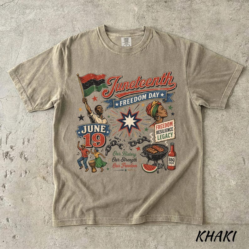 K&ouml;nnte beinhalten: Khaki-farbenes T-Shirt mit einer Grafik zur Feier des Juneteenth. Das Design enth&auml;lt den Text "Juneteenth Freedom Day", eine Flagge und Illustrationen von Menschen, einem Grill und BBQ-So&szlig;e. Das Datum "19. Juni" ist ebenfalls abgebildet.