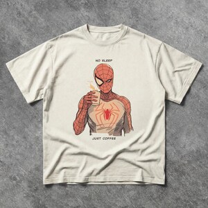 Camiseta de Spider-Man con estampado de café, camiseta "Sin dormir, solo café", regalo para fans de Marvel, camiseta de Peter Parker para amantes de la cafeína, estampado marfil estilo cómic vintage. Ivory