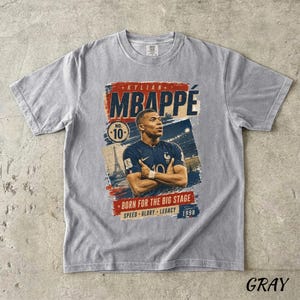 Camiseta de Kylian Mbappé para el Mundial, Camiseta gráfica de la selección francesa de fútbol, Camiseta "Nacido para el gran escenario", Ropa de leyenda del fútbol francés, Regalo para aficionados al deporte imagen 7