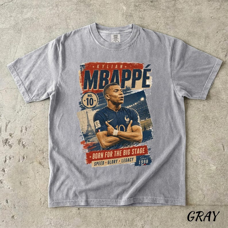 Camiseta de Kylian Mbappé para el Mundial, Camiseta gráfica de la selección francesa de fútbol, Camiseta "Nacido para el gran escenario", Ropa de leyenda del fútbol francés, Regalo para aficionados al deporte imagen 7