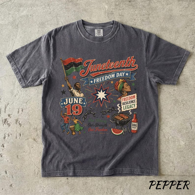 K&ouml;nnte beinhalten: Ein anthrazitfarbenes T-Shirt mit einem Grafikdesign im Vintage-Stil, das den Juneteenth-Feiertag feiert. Das Design enth&auml;lt den Text "Juneteenth Freedom Day", eine Flagge und Illustrationen von Menschen, einem Grill und Wassermelone. Das T-Shirt ist aus weichem, bequemem Material.