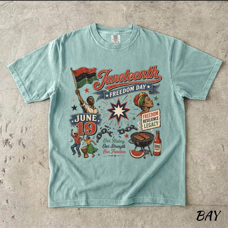 K&ouml;nnte beinhalten: Hellblaues T-Shirt mit einer Grafik zur Feier des Juneteenth. Das Design enth&auml;lt den Text "Juneteenth Freedom Day" und Illustrationen von Menschen, einer Flagge, einem Stern, einem Grill und einer Flasche BBQ-Sauce. Das Datum "19. Juni" ist ebenfalls abgebildet.