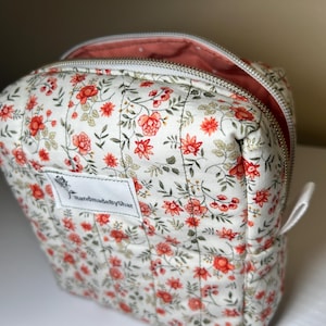 Handmade Quilted Zipper Pouch, Daisy Print Cosmetic Bag, Travel Organizer