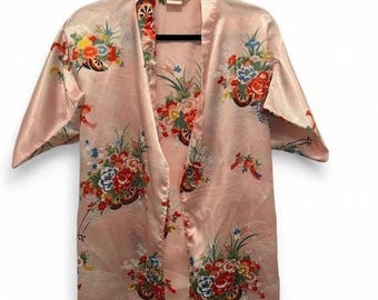 Kimono curto feminino vintage Ichi Ban em cetim, tamanhos XS a S, rosa com estampa floral, fabricado no Japão.