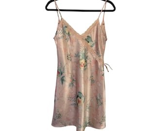 Vtg 90s Angelique Różowa satynowa sukienka z kwiatowym wzorem XS z odkrytymi plecami i koronką mini koszula nocna