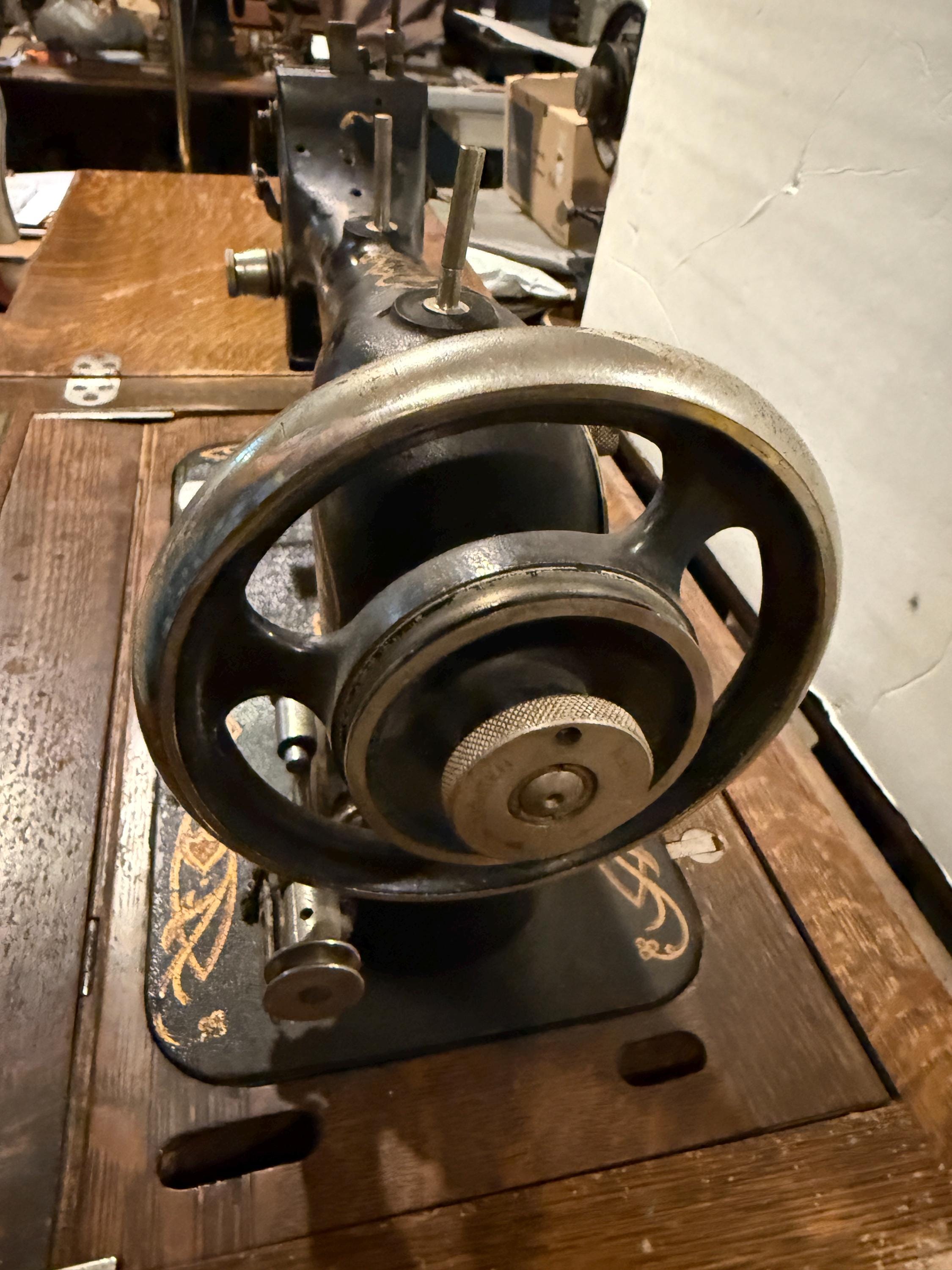 Antique Davis Vertical Feed Sewing Machine #8 Circa 1906 Working W