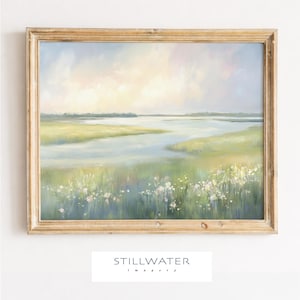 Puede incluir: Una pintura de paisaje enmarcada con una serena escena de marisma. La obra de arte presenta una paleta de colores suaves de azules, verdes y amarillos, con un marco de madera dorada. La pintura incluye el texto "STILLWATER imagery".