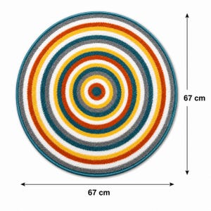 K&ouml;nnte beinhalten: Ein runder Teppich mit konzentrischen Kreisen in T&uuml;rkis, Wei&szlig;, Orange, Gelb und Grau. Der Teppich hat einen Durchmesser von 67 cm und einen t&uuml;rkisfarbenen Rand. Das Design erzeugt ein lebendiges Muster, geeignet f&uuml;r verschiedene Innenr&auml;ume.