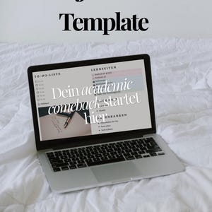 Può includere: Un computer portatile argentato che mostra un modello Notion Jurastudium con un elenco di cose da fare e pagine di studio. Lo schermo presenta il testo 'Dein academic comeback startet hier' sovrapposto a un'interfaccia digitale con penna.