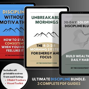 Könnte beinhalten: Ein digitales Bundle mit 3 PDF-Ratgebern, die auf Tablets angezeigt werden, darunter "Disziplin ohne Motivation", "Unzerbrechliche Morgen" und "30-Tage-Solopreneur-Disziplin-Blueprint". Das Bundle enthält Habit Tracker und ein visuelles Toolkit.