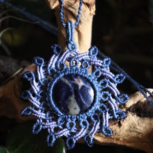 Anpassat solmandala makramehalsband, vävd boho-amulett, hänge i natursten