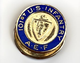Broche de lapela de veterano da 101ª Infantaria dos EUA da Força Expedicionária Americana da Primeira Guerra Mundial - Condado de Robbins, Attleboro