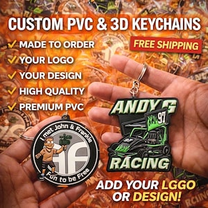Peut inclure: Porte-clés personnalisés en PVC et 3D avec le texte "CUSTOM PVC & 3D KEYCHAINS". Un porte-clés présente un design de voiture de course avec le texte "ANDY G RACING 97". L'autre porte-clés a un personnage de dessin animé et le texte "I met John & Frankie Fun to be Free".