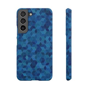 Può includere: Custodia per telefono blu con un motivo geometrico a cubi. La custodia ha un ritaglio per la fotocamera e una vista laterale che mostra lo spessore. Il design utilizza diverse tonalità di blu, creando un aspetto strutturato.