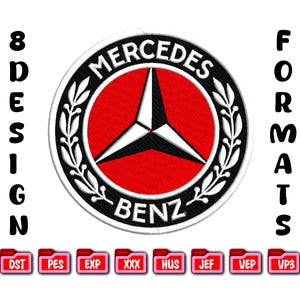 Puede incluir: Parche bordado con el logotipo de Mercedes-Benz en un diseño circular. El logotipo incluye un fondo rojo, una estrella blanca y las palabras "MERCEDES BENZ". El parche tiene un borde negro y hojas blancas. La imagen también incluye el texto "8 DESIGN" y "FORMATS".