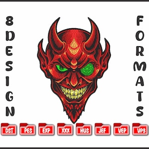 Op de afbeelding: Een rood duivelsgezichtontwerp met groene en gele accenten. De afbeelding bevat de tekst "8 DESIGN" aan de linkerkant en "FORMATS" aan de rechterkant. Hieronder staan bestandsformaatpictogrammen: DST, PES, EXP, XXX, HUS, JEF, VEP en VP3.